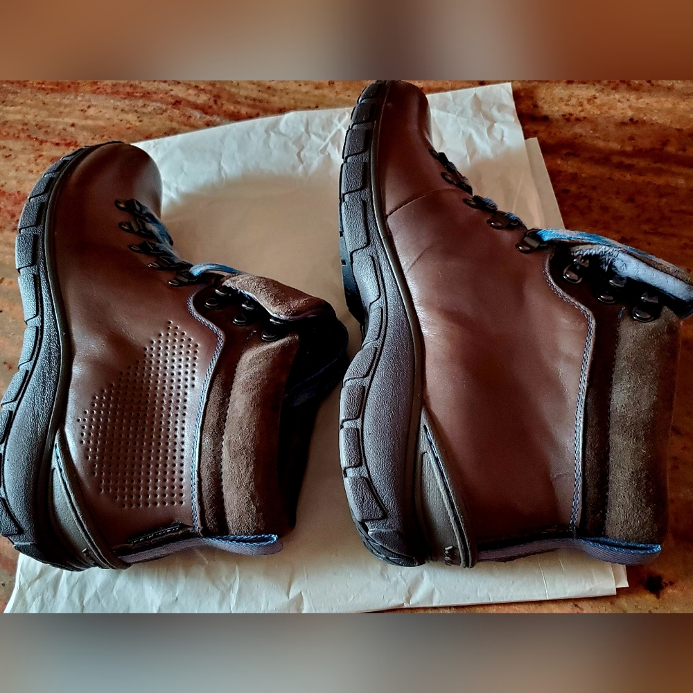 Clarks Women's Brown Leather Boots with Blue Laces - Picture 4 of 9